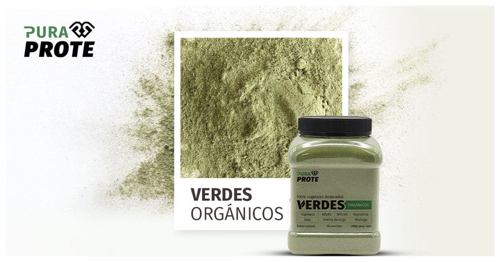 Frasco de Verdes Orgánicos Pura Prote junto a una imagen enmarcada del polvo verde