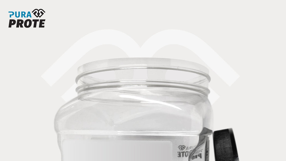 Fotografía en primer plano de la tapa de un frasco de proteína transparente