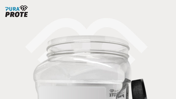 Fotografía en primer plano de la tapa de un frasco de proteína transparente