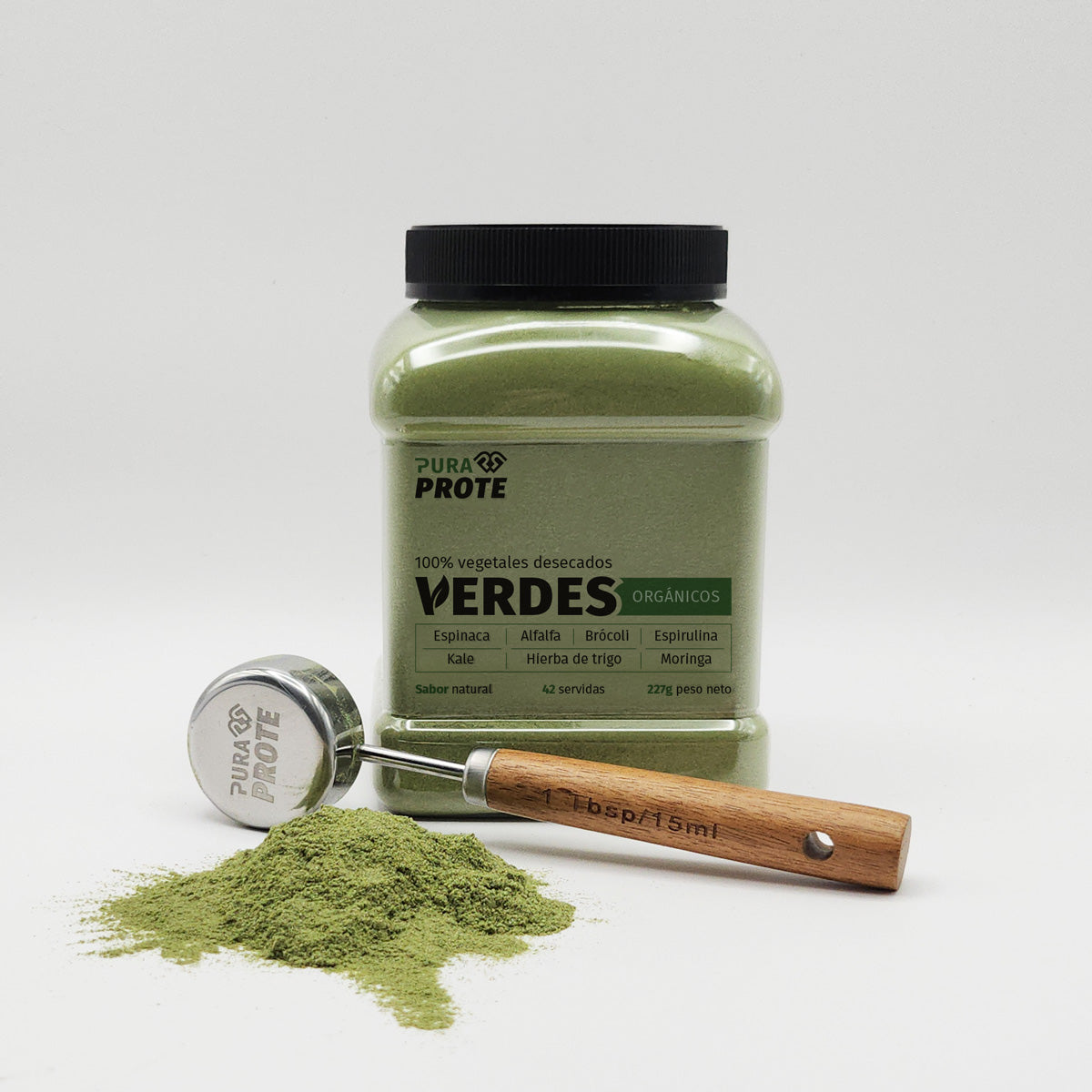 foto de un tarro de verdes organicos vista frontal con scoop pura prote 15 ml y polvo verde