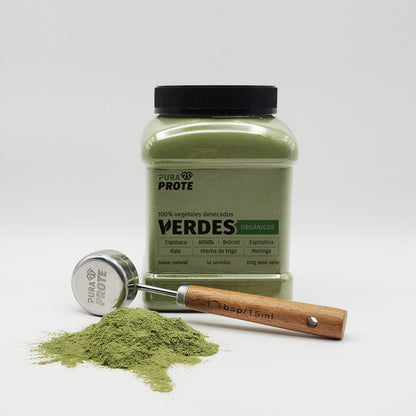 foto de un tarro de verdes organicos vista frontal con scoop pura prote 15 ml y polvo verde