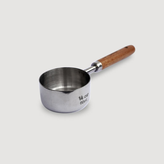 imagen artística del scoop pura prote 60 ml, vista area con perspectiva, hecho de puño de madera y acero inoxidable