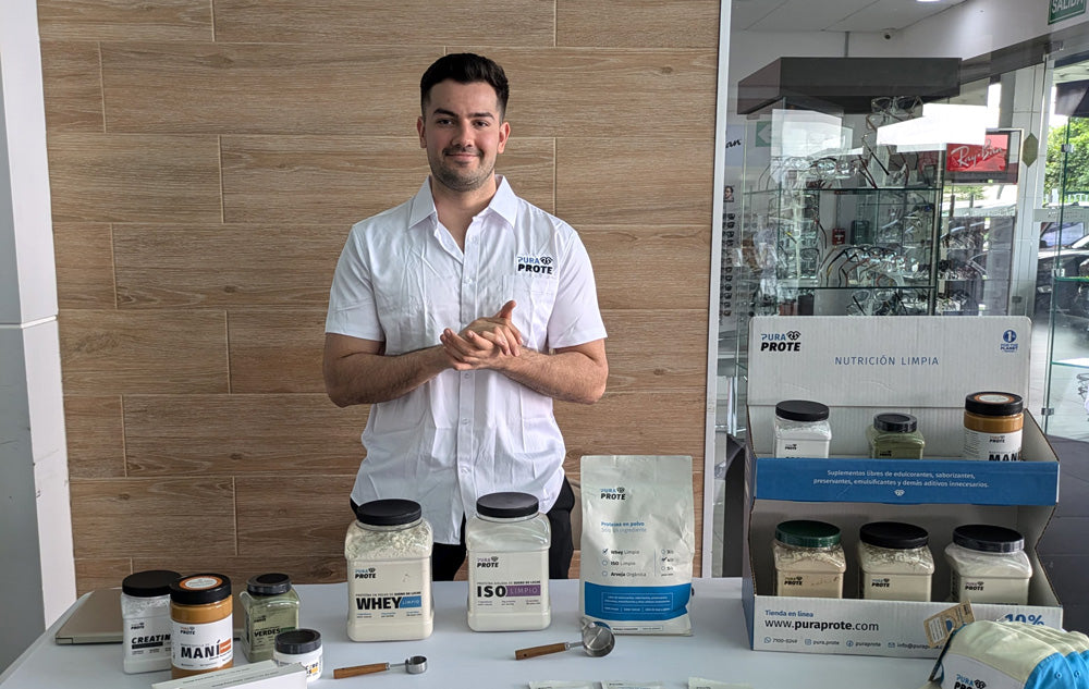 imagen de nutricionista en una activacion con productos pura prote