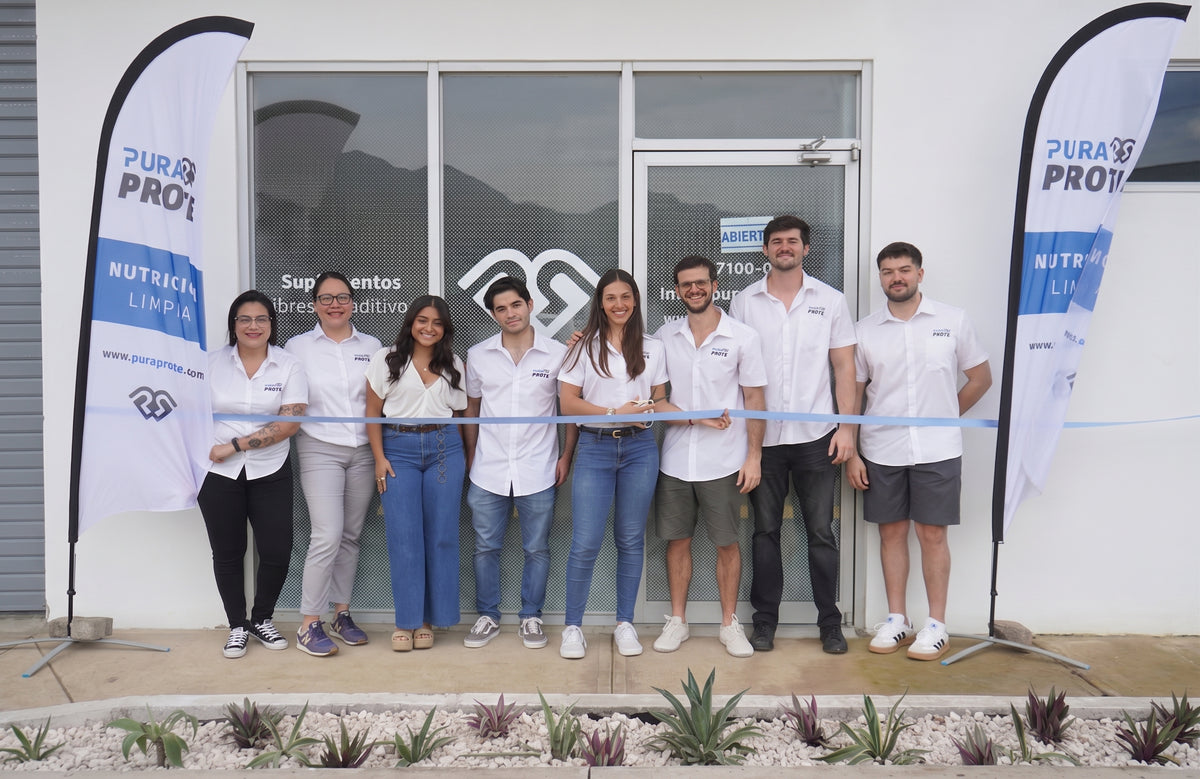 imagen del equipo pura prote frente a la tienda el dia de inauguracion 