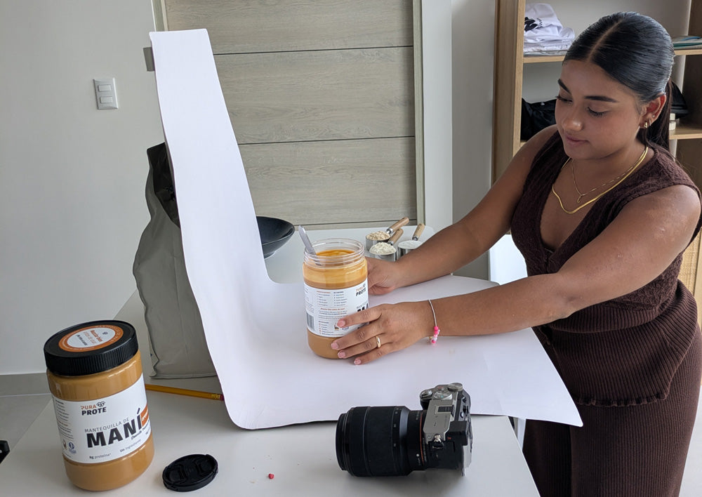 foto de la diseñadora en una sesión fotografica de la mantequilla de mani