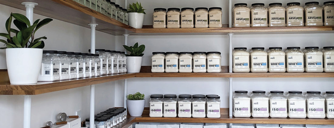 foto del interior de la tienda pura prote con los diferentes productos en los estantes