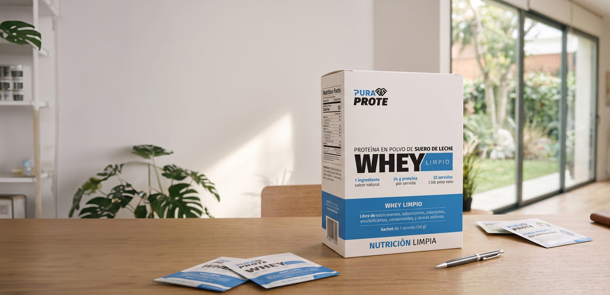 imagen horizontal de una caja de sachets whey limpio sobre un escritorio de nutricionista