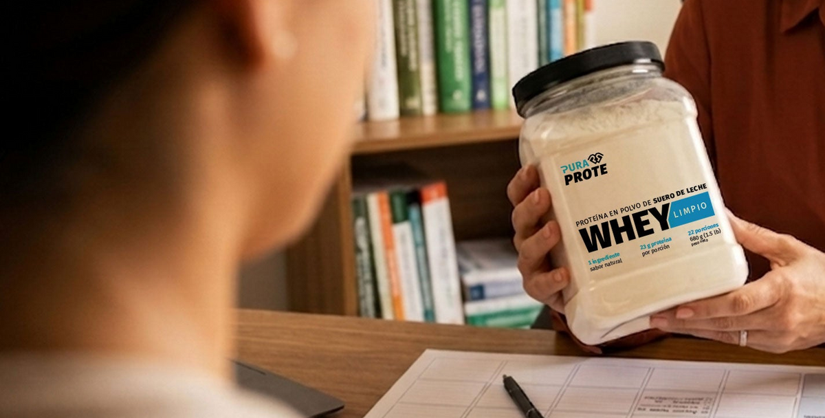 foto enfocada en un tarro de proteina whey limpio sostenida por un nutricionista en consulta