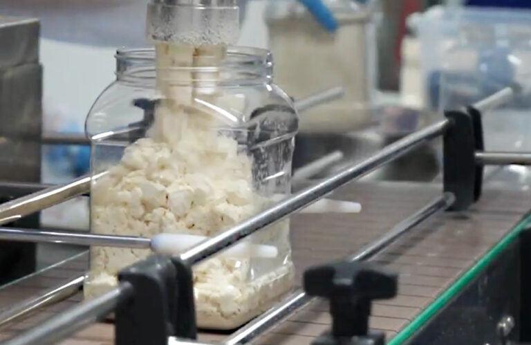 foto del proceso de envasado de un tarro de proteina