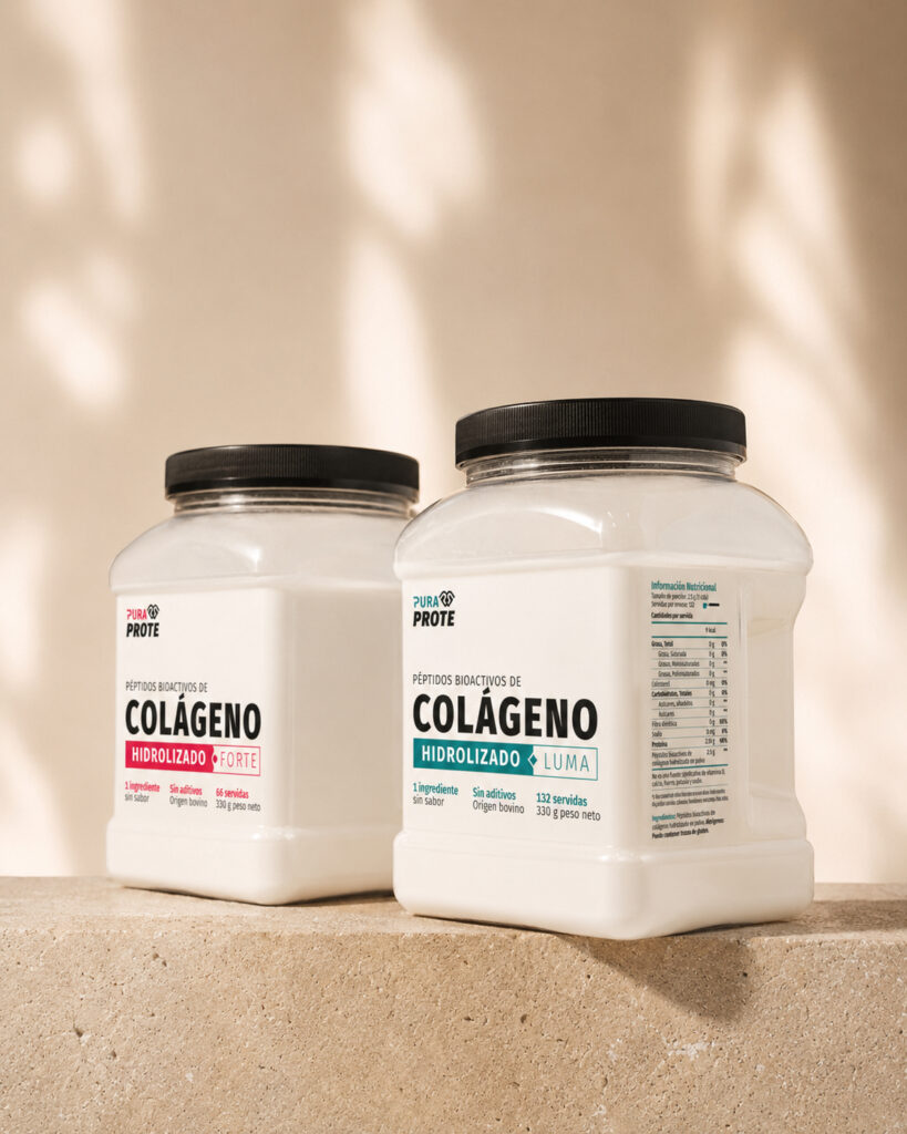 puraprote-colageno-forte-luma-hidrolizado-2 » Pura Prote Two white bottles of hydrolyzed collagen powder with black lids sit on a concrete ledge, labels showing'COLÁGENO' and color accents.